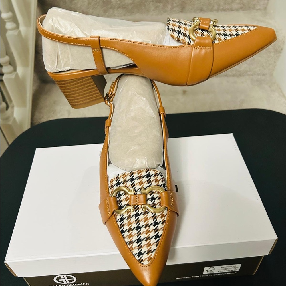 Giani Bernini Womens Tan and Gold Sandals with Elegant Design for Comfort. New 8